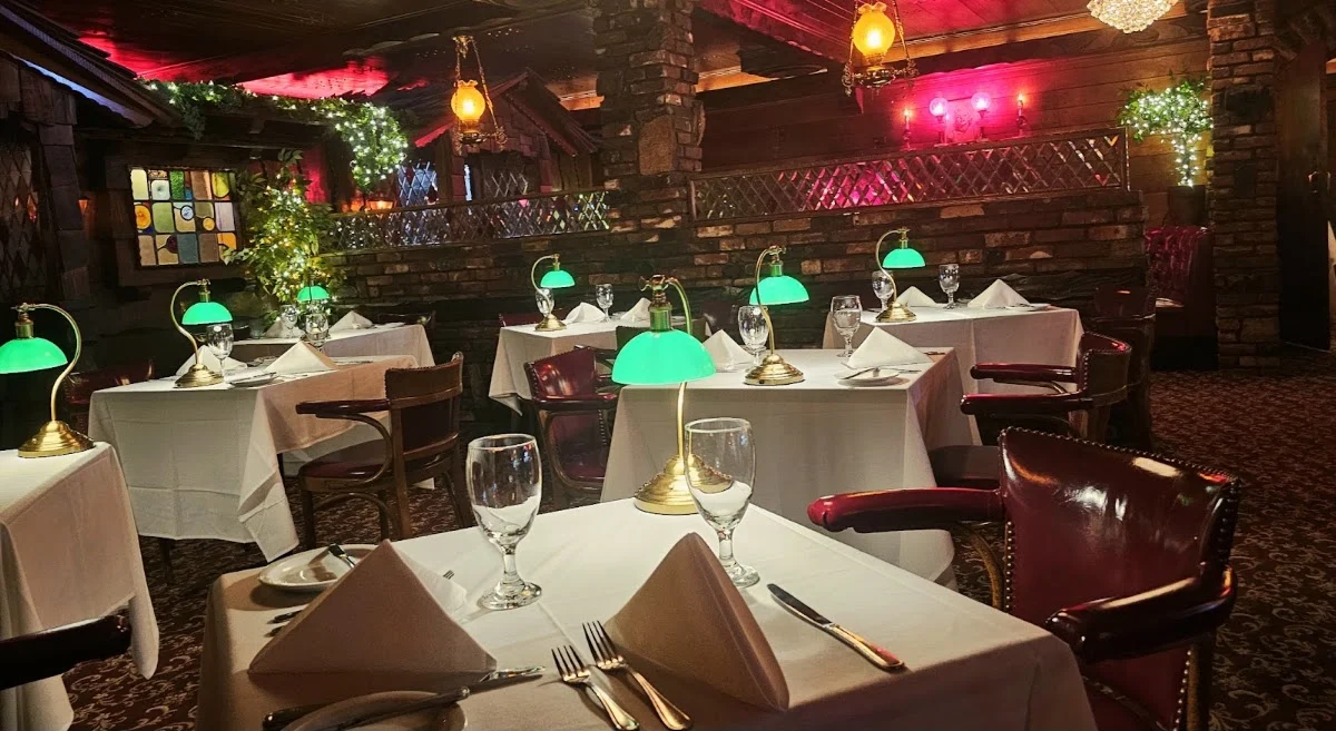 Food and dining at Magic Lamp Inn